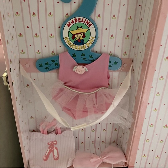 MADELINE Pink Travel Suitcase Doll Closet Carrying Case with 2 Full Doll Outfits - Picture 5 of 7